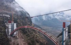 完成吊装承建的纳晴高速乌蒙山大桥右幅