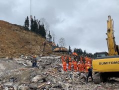 塘房镇凉水村发生山体滑坡造成18户房屋