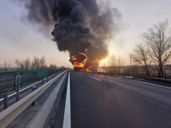 冒着滚滚浓烟拿起车上的灭火器跳下车就