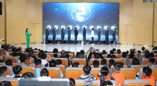 灵活学习不同地区的教师共享教学经验共同破解教学难题