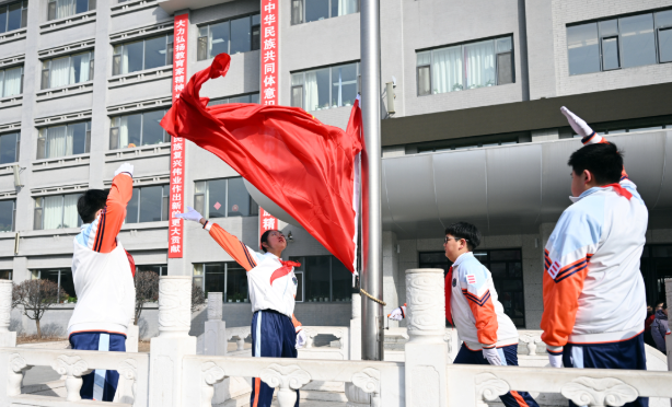 主题班会一体化德育形式年级分层施行善行笃行远行