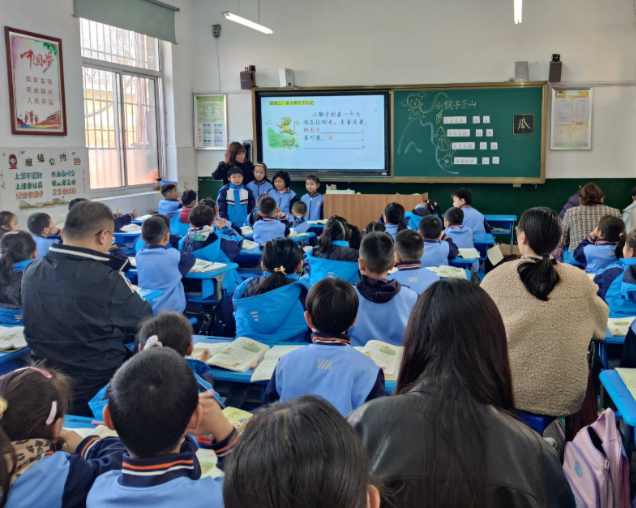 赛道不少学生学以致用研制的智能驱鸟系统落地村庄果园