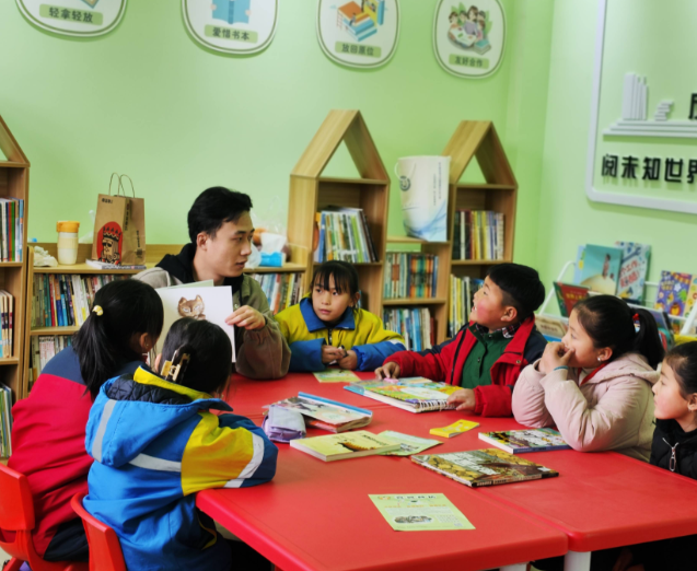 <b>数字阅览室是全校孩子心心念念的打卡宝地三三两两围坐在一起</b>