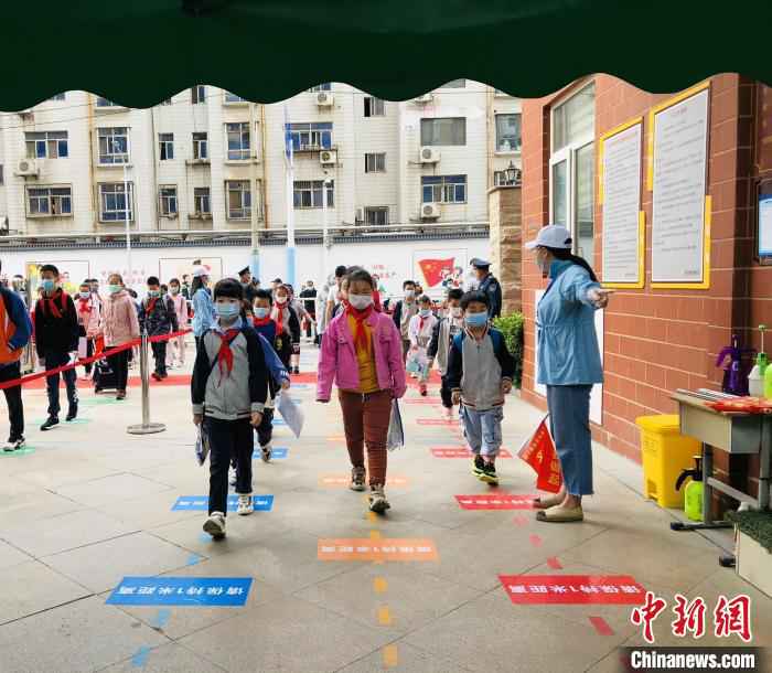  河南多地小学今返校复学 校园教学活动渐入正轨